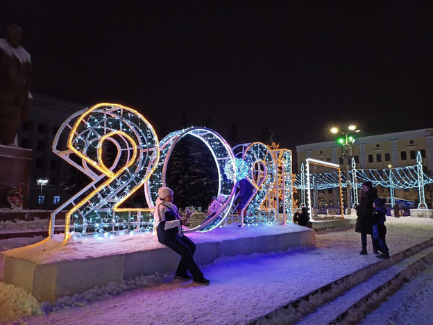Кировчане оценили новогоднее оформление Театральной площади на «троечку»