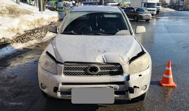 На Октябрьском проспекте столкнулись «Тойота» и «Опель», пострадала женщина