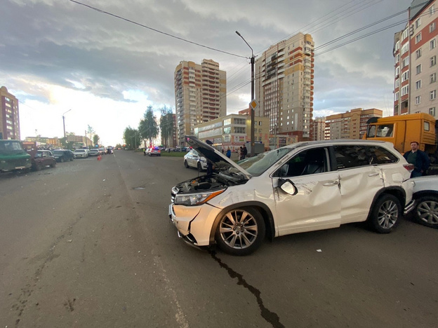 В Кирове в районе ТЦ «Гринхаус» произошло ДТП с участием девяти автомобилей