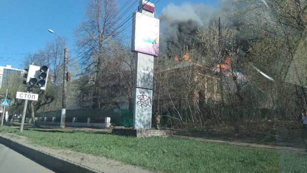 В Кирове на улице Московской горит дом