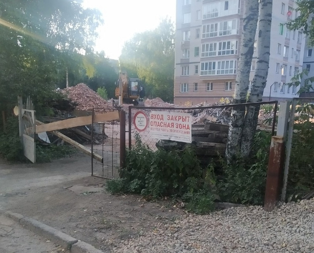 В Кирове снесли здание бывшего полицейского колледжа на Труда