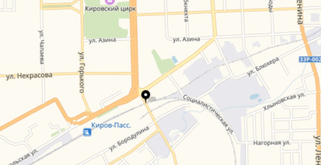 Фура застряла под мостом у Комсомольской площади и перекрыла проезд