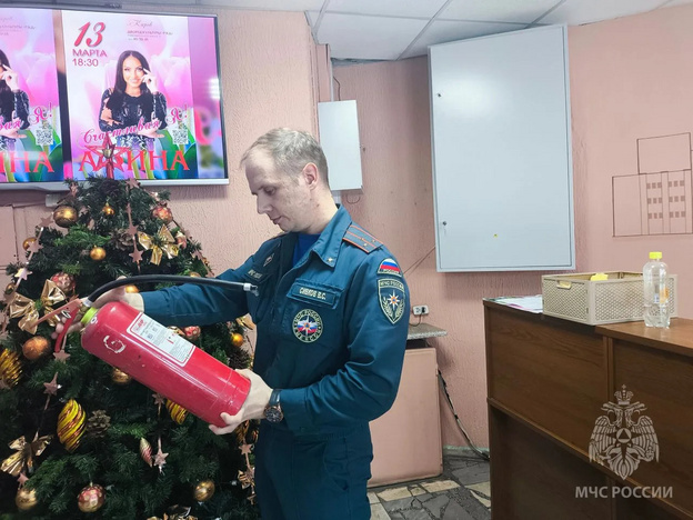 Сотрудники МЧС несут дежурство на новогодних детских праздниках в Кирове