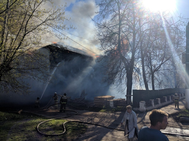 В Кирове на улице Московской горит дом