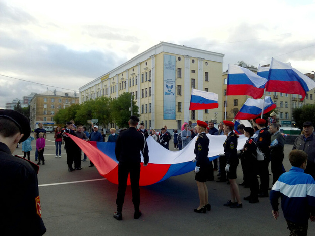 Официальное мероприятие по случаю Дня российского флага собрало не более тысячи человек