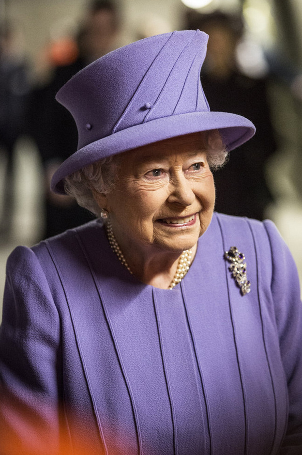 Лучшие наряды королевы Великобритании Елизаветы II. Фото