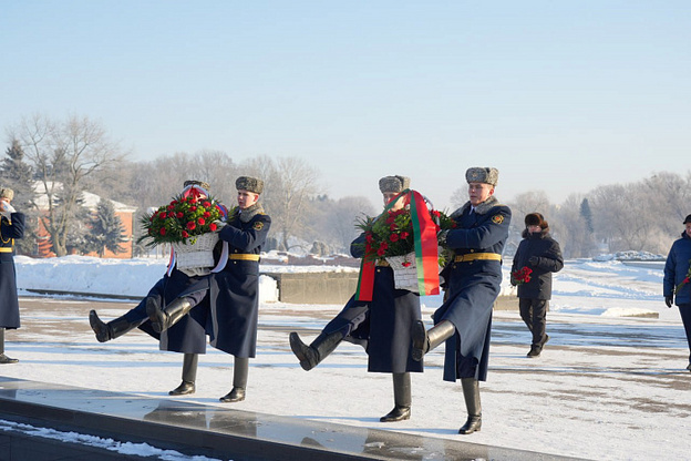 Делегация Кировской области возложила цветы к Вечному огню в Брестской крепости
