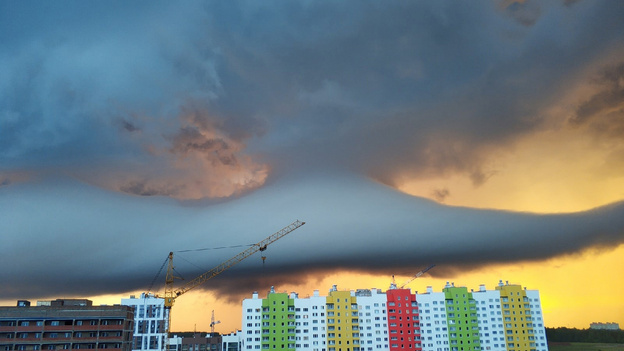Кировчане сделали фото и видео необычного грозового облака