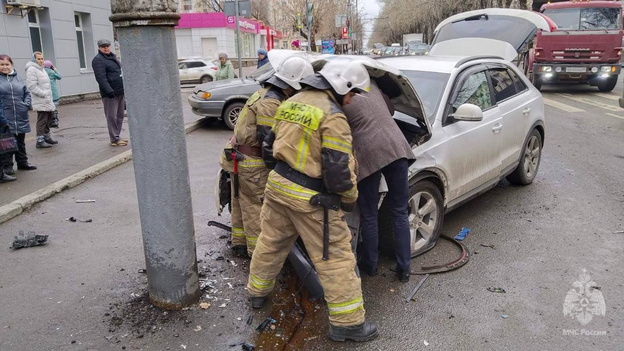 На Октябрьском проспекте произошло массовое ДТП. Четыре человека госпитализированы