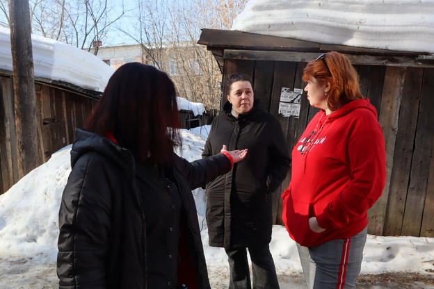 В Кирове у двухэтажного дома обрушилась часть стены из-за нечищеной крыши