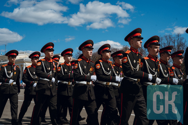 Торжественный парад на Театральной площади 9 мая. Фоторепортаж