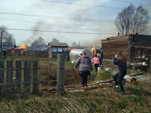 «Вернулся в горящий дом за паспортом и не вышел». Как тушили пожар в Белохолуницком районе
