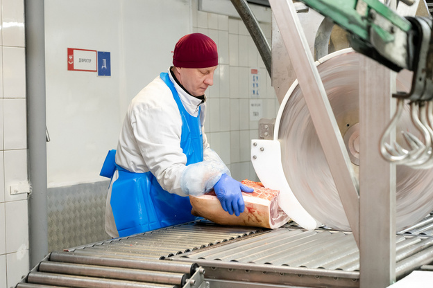 Обвальщики и жиловщики - золотые руки Кировского мясокомбината