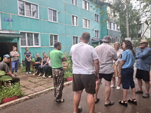 В Шутовщине ураган сорвал крышу с трёхэтажного дома