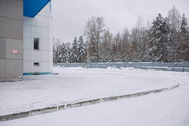 Территорию «Олимп-Арены» очищают от сугробов