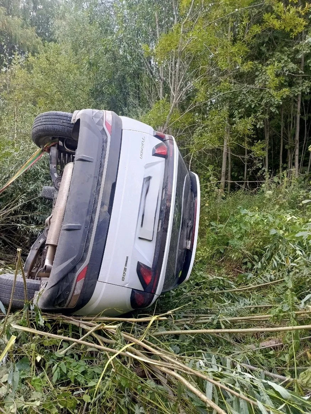 В Оричевском районе Hyundai Tucson съехал с дороги и опрокинулся