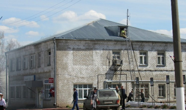 В Лебяжье в День Победы загорелось здание. Пожарным пришлось тушить его прямо во время праздничного митинга