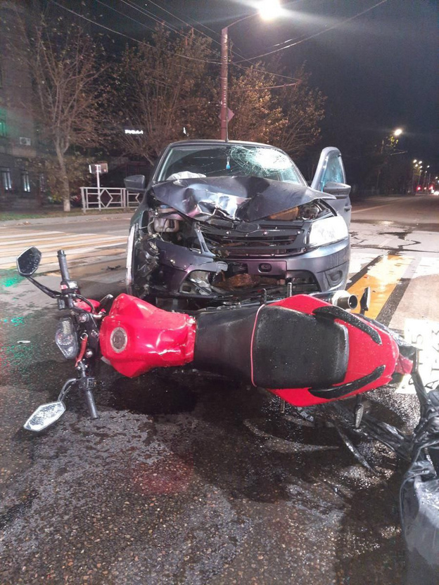 В Кирове мотоциклист столкнулся с автомобилем Lada Granta