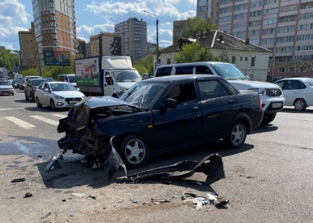 В Кирове на перекрёстке Ленина и Блюхера столкнулись Lada и грузовик