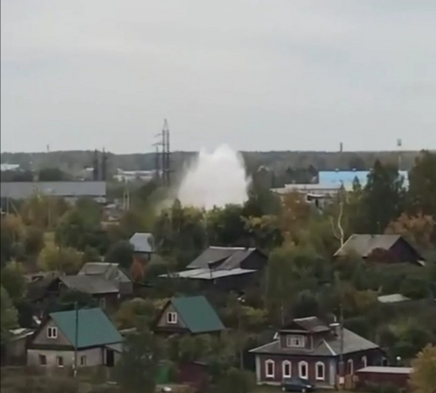 В Кирове из-за коммунальной аварии забил фонтан