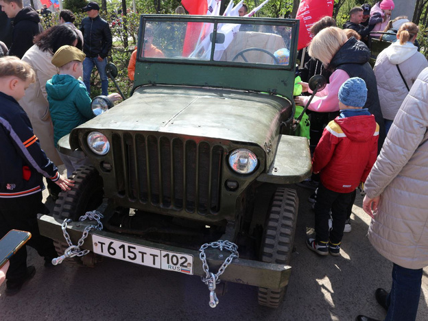 На площади Конева устроили выставку военных автомобилей