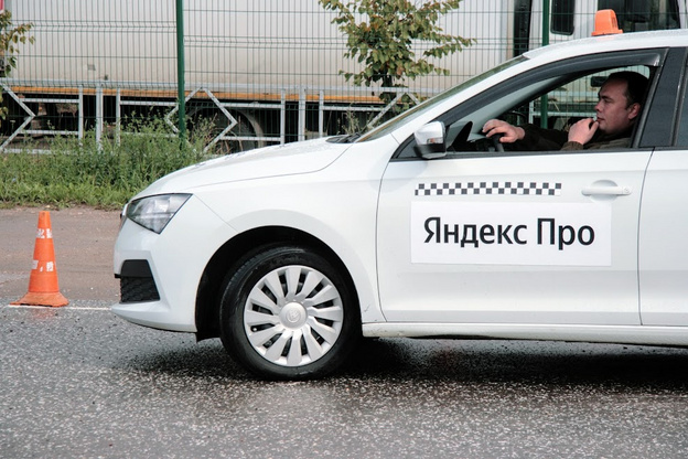 Знание города и маневрирование со стаканом на крыше: в Кирове выбрали лучшего таксиста