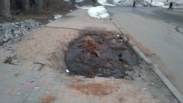 Кировчане возмутились состоянием асфальта у троллейбусного парка на Чапаева