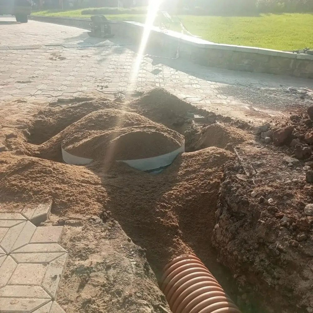 На набережной Грина заменили трубу, чтобы брусчатка не размывалась