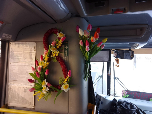 Автобус превратили в цветочную поляну к 8 Марта в Слободском