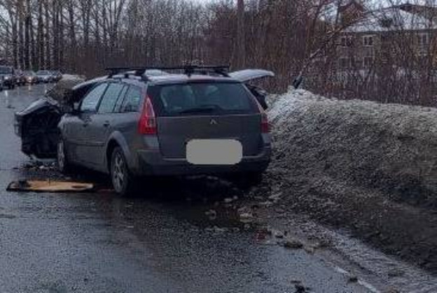 В Вятских Полянах столкнулись «Приора» и «Рено»