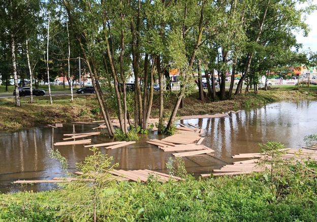 В кировском Уткин Парке после сильного дождя водой смыло деревянные дорожки