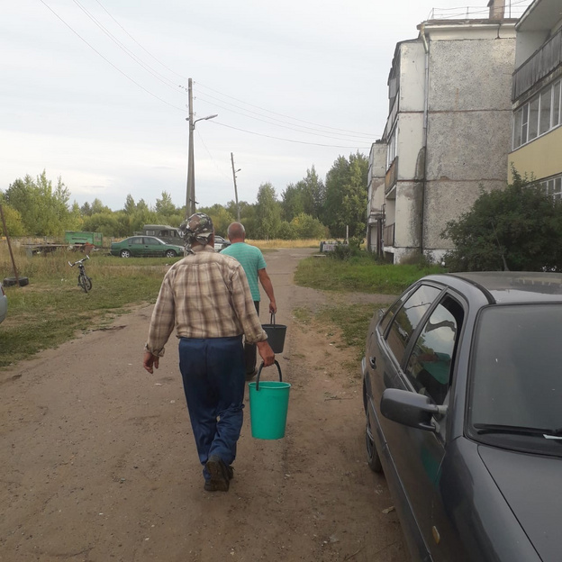 Жители двух домов в Котельничском районе вынуждены ходить за водой в подвал