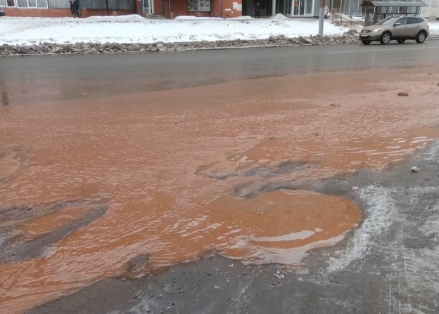 На Московской прорвало трубу: вода затопила улицу и тротуары