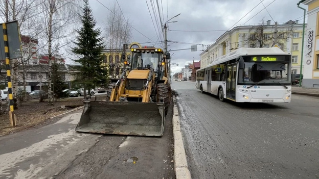 На улице Карла Маркса разобрали тротуар