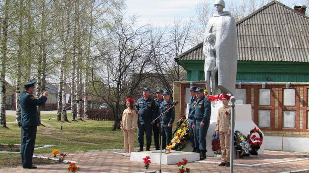 В Лебяжье в День Победы загорелось здание. Пожарным пришлось тушить его прямо во время праздничного митинга