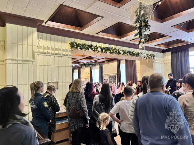 Сотрудники МЧС несут дежурство на новогодних детских праздниках в Кирове