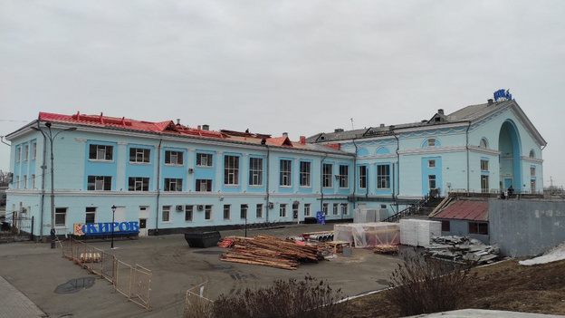 На крыше кировского вокзала работают без страховки