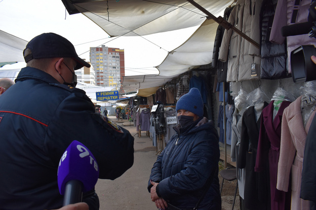 Полиция и чиновники проверили, как в торговых центрах и на рынке соблюдают масочный режим