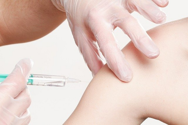 В России приостановили выпуск сырья для вакцины от коронавируса «КовиВак»