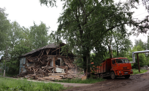 В Нововятске при сносе домов не огородили территорию. Жители беспокоятся за здоровье детей