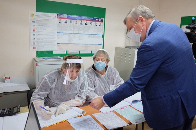 Губернатор Кировской области проголосовал на избирательном участке в деревне Слободского района