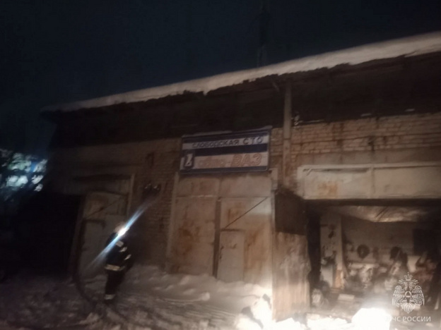 В Слободском ночью сгорел автосервис