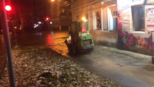 После ледяного дождя на улицы Кирова высыпали 212 тонн противогололёдных материалов