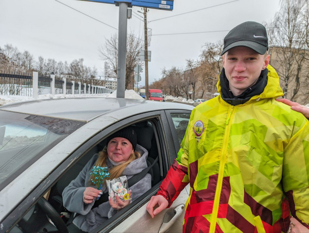 В Кирове сотрудники Госавтоинспекции поздравили женщин-водителей с 8 Марта