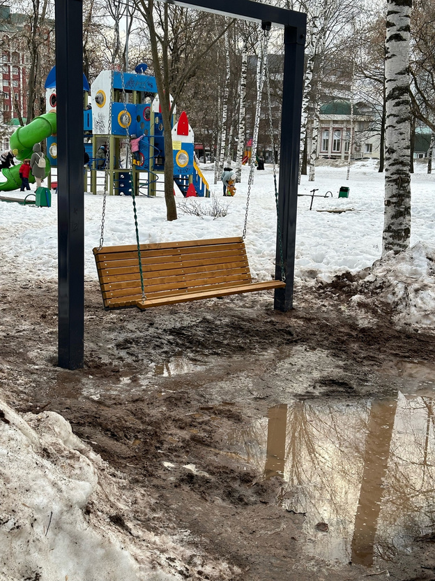 «Доступная городская среда»: новые качели в парке у филармонии тонут в луже
