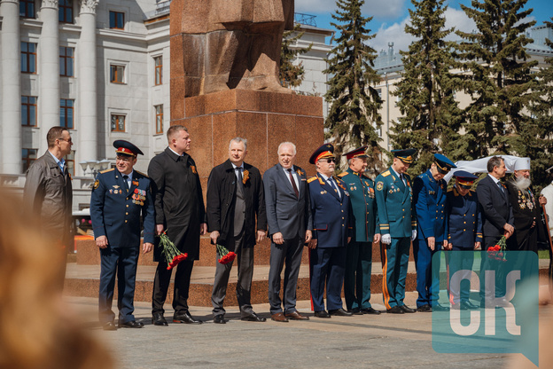 Торжественный парад на Театральной площади 9 мая. Фоторепортаж