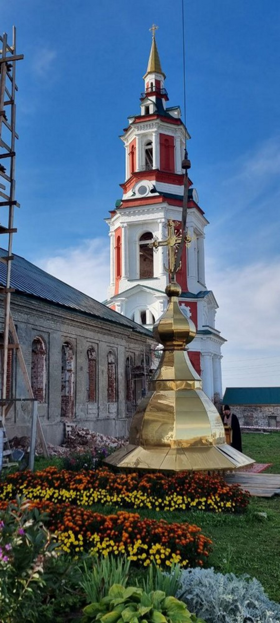 На Троицком храме села Среднеивкино установили купол и крест