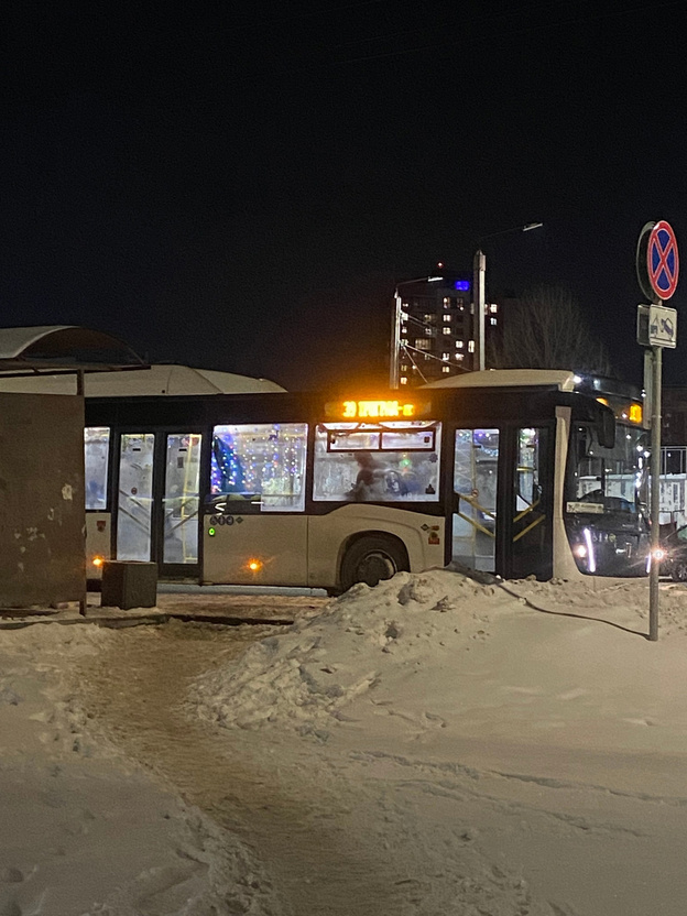 Салон кировского автобуса украсили к Новому году