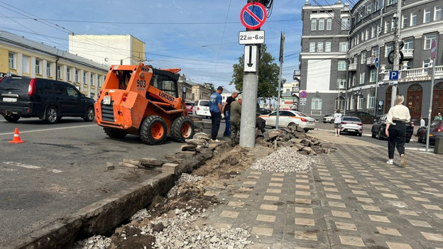 На улице Ленина ремонтируют тротуар и лестницы