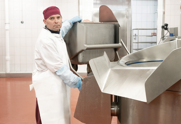 Технологии, опыт и вкус: кто и как делает фарш для колбасы на «Кировском мясокомбинате»